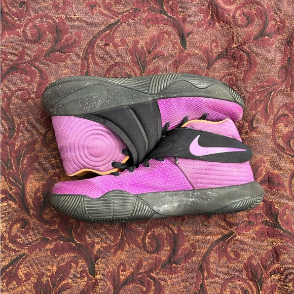 Kyrie 2 Basketball Shoe - Picture 6 of 6